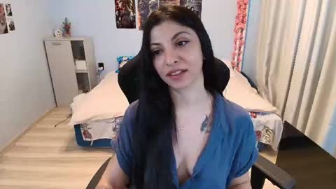 raven_haired_goddess online show from June 16, 5:11 am