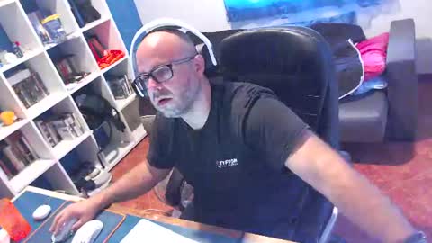 ravingr3d3 online show from June 19, 9:15 am