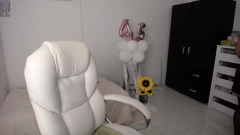 Snapshot of rebeca_milf chatting on January 24, 11:23 pm REBECA online show from January 24, 11:23 pm
