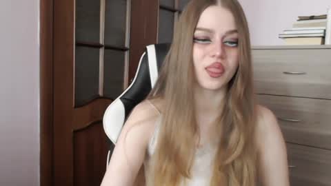 Lily online show from April 25, 2:47 am