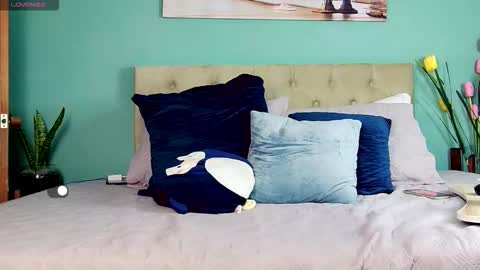 Yanella online show from March 6, 12:15 pm