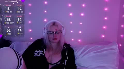 reiannmay online show from March 9, 6:29 am