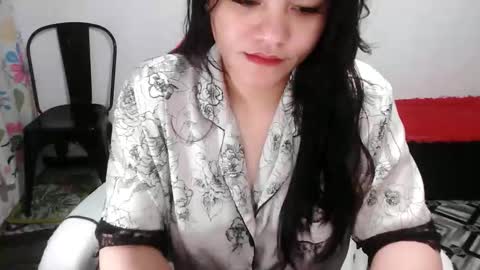 reign2525 online show from March 12, 6:33 pm