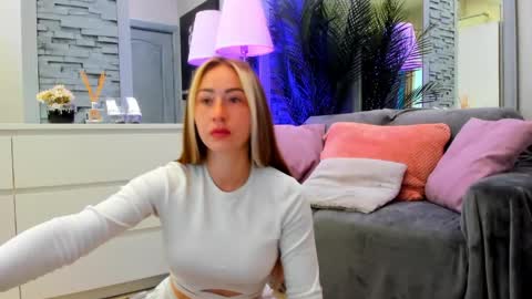 reina cummings online show from April 30, 6:29 am