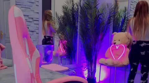 reina cummings online show from December 16, 7:37 am