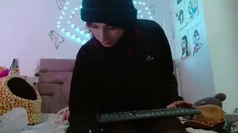 reiv_femboy online show from December 16, 8:09 am