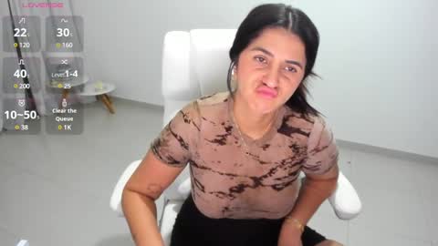 Snapshot of renata_t_ chatting on March 1, 1:43 am RENATA online show from March 1, 1:43 am