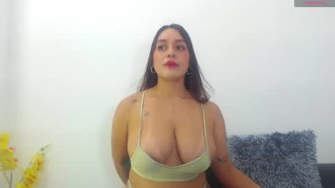 renatabrownn28 online show from July 7, 7:23 am
