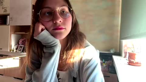 Mia online show from April 29, 2:33 pm
