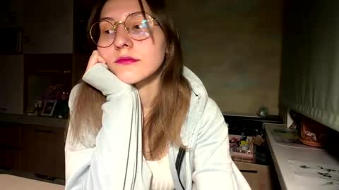 Mia online show from April 29, 5:30 pm