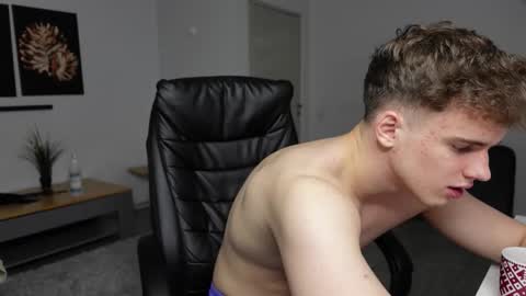 Snapshot of ricky_becko chatting on October 27, 4:18 pm RICKY BECKO online show from October 27, 4:18 pm