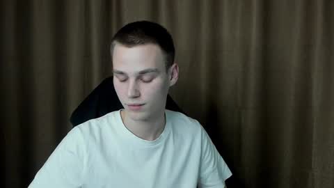 Snapshot of robert10211 chatting on December 4, 8:23 pm robert10211 online show from December 4, 8:23 pm