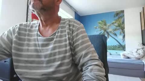 rolandloser1000 online show from May 1, 7:46 am