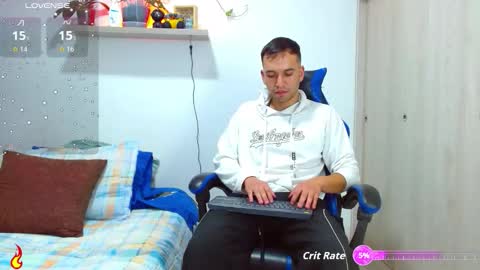 Snapshot of rolos_hot32 chatting on October 16, 1:27 am rolos_hot32 online show from October 16, 1:27 am