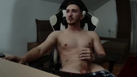 Snapshot of room4all chatting on December 23, 10:23 pm ionut online show from December 23, 10:23 pm