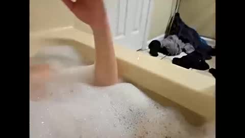 Snapshot of roozzzof chatting on October 16, 2:55 am rooz online show from October 16, 2:55 am