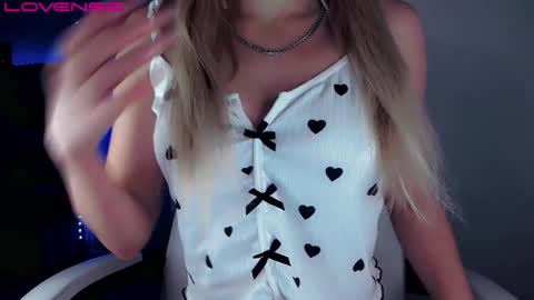 Snapshot of rose__luck chatting on September 26, 9:01 pm rose__luck online show from September 26, 9:01 pm