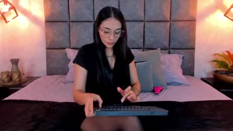 roseaurora online show from April 30, 11:15 am