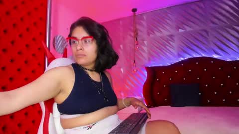 roxanne_han online show from July 24, 12:35 pm