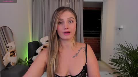 Snapshot of roxie_gates chatting on February 8, 1:00 am R O X I E online show from February 8, 1:00 am