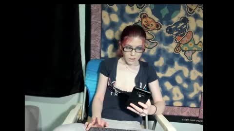Snapshot of roxihazeleyes chatting on March 8, 7:49 am roxihazeleyes online show from March 8, 7:49 am