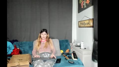 roxihazeleyes online show from January 18, 2:15 pm