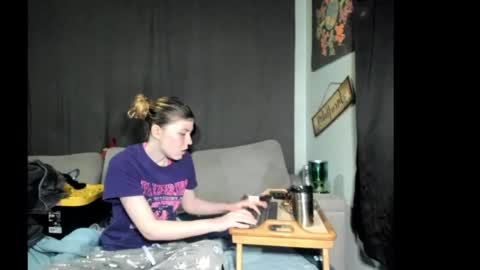 roxihazeleyes online show from May 4, 2:40 am