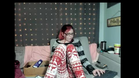 Snapshot of roxihazeleyes chatting on February 21, 10:50 am roxihazeleyes online show from February 21, 10:50 am