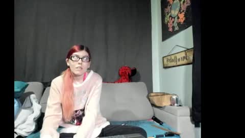 Snapshot of roxihazeleyes chatting on September 18, 9:24 am roxihazeleyes online show from September 18, 9:24 am
