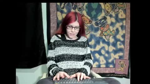 Snapshot of roxihazeleyes chatting on March 6, 11:36 am roxihazeleyes online show from March 6, 11:36 am