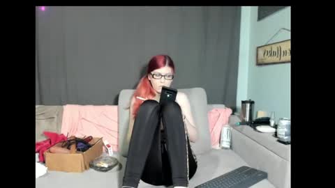 Snapshot of roxihazeleyes chatting on March 2, 6:37 am roxihazeleyes online show from March 2, 6:37 am