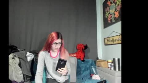 Snapshot of roxihazeleyes chatting on September 15, 9:22 am roxihazeleyes online show from September 15, 9:22 am