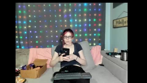 Snapshot of roxihazeleyes chatting on February 27, 7:19 am roxihazeleyes online show from February 27, 7:19 am