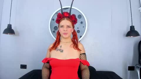 Snapshot of roxy_medina chatting on October 13, 3:52 am Roxy online show from October 13, 3:52 am