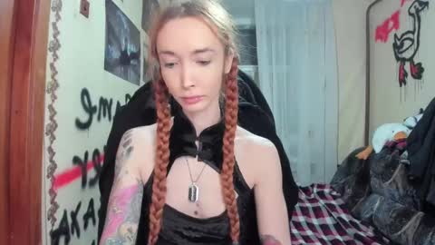 Snapshot of roxy_silver chatting on March 1, 12:17 am Roxy online show from March 1, 12:17 am
