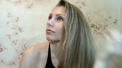 roxyfox18x01 online show from June 11, 7:28 am