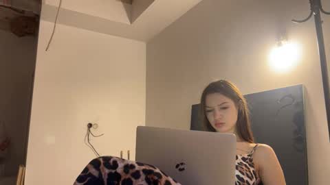 Leslie online show from November 16, 7:21 am