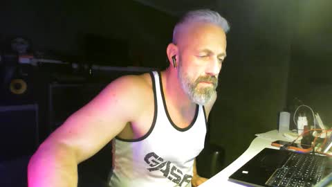 Chico que rico Caliente online show from February 19, 3:16 am