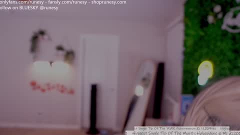 Snapshot of runesy chatting on October 19, 3:11 am Lady online show from October 19, 3:11 am