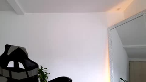  R U S S E L L  online show from October 22, 3:57 pm