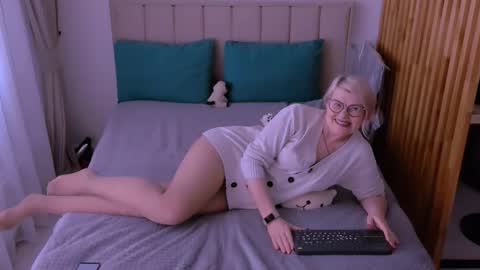 Sabrina MacMarren online show from March 6, 11:31 am