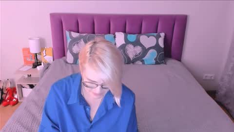 Snapshot of sabrinamacmarren chatting on October 21, 2:43 pm Sabrina MacMarren online show from October 21, 2:43 pm