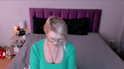 Sabrina MacMarren online show from December 19, 2:45 pm