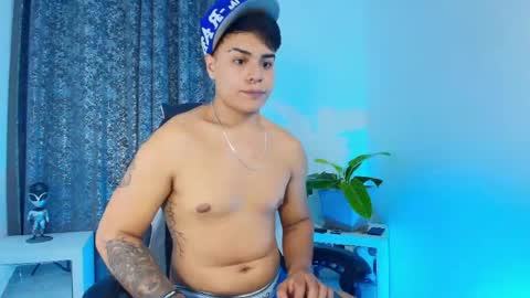 santiagoreyesftt online show from April 30, 2:49 am