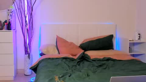 santythousand online show from February 18, 8:52 pm