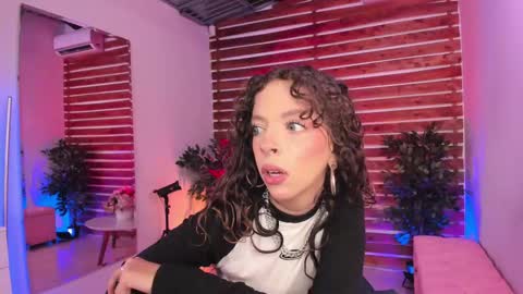 Snapshot of sapphire_venus chatting on October 4, 1:36 am Valerin online show from October 4, 1:36 am