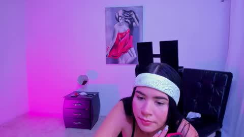 Snapshot of sara_leenn chatting on October 23, 3:52 am online show from October 23, 3:52 am