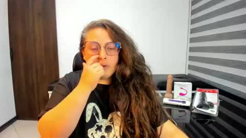 sara_thonson_ online show from August 10, 3:55 am