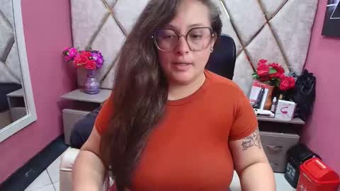 sara_thonson_ online show from November 26, 4:48 pm