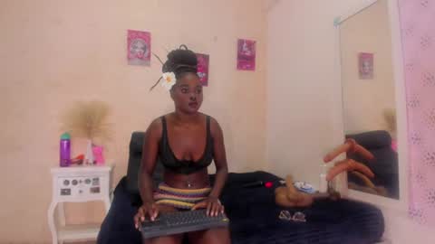 saraacollinss online show from June 15, 8:12 pm